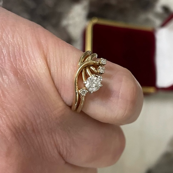 Vintage early 80βs .25 Karat & 4 Small Diamonds Set in 14K Yellow Gold Size 3.75 - Picture 8 of 12